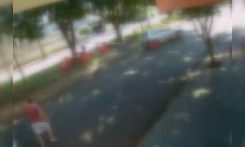 Mulher morre após ser atropelada e arrastada por carro no PR; veja vídeo