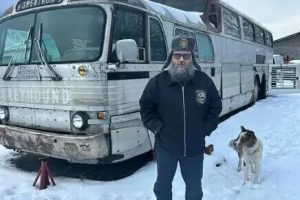 Ônibus raro comprado no Canadá há mais de 16 anos está ‘preso’ no México. 'Roubaram nosso ônibus', diz maringaense