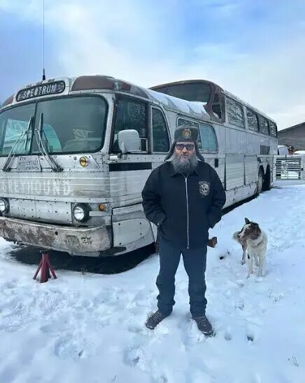 Ônibus raro comprado no Canadá há mais de 16 anos está ‘preso’ no México. 'Roubaram nosso ônibus', diz maringaense