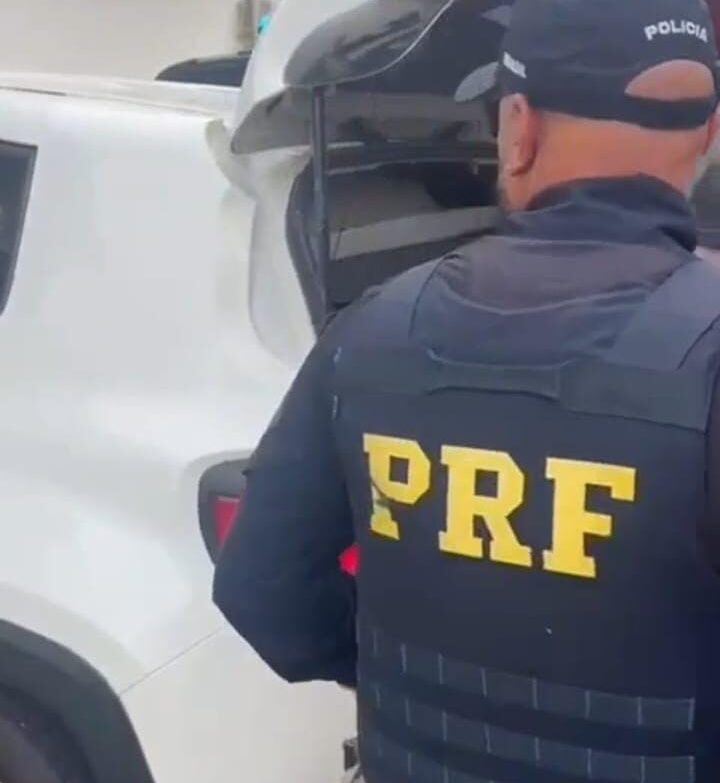 Polícia apreende pasta-base de cocaína em fundo falso de veículo, em Maringá