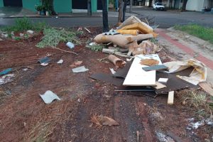 Porcalhões voltam a jogar lixo em terreno baldio após mutirão de limpeza