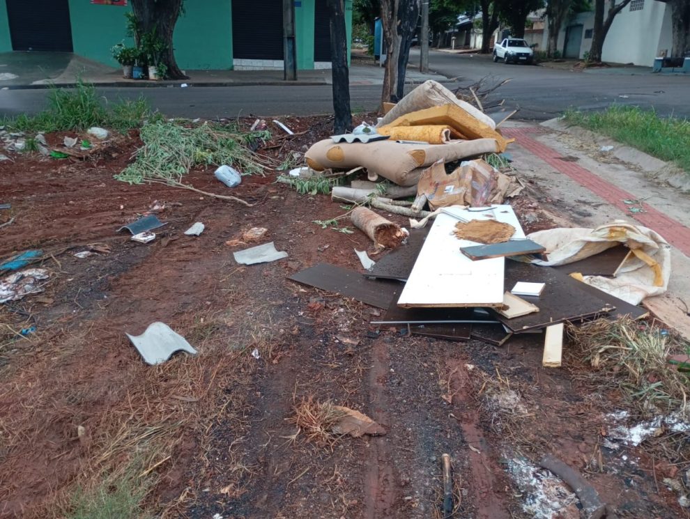 Porcalhões voltam a jogar lixo em terreno baldio após mutirão de limpeza