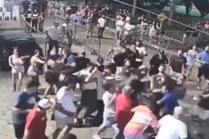 Prefeito tenta apartar briga e se envolve em confusão no Carnaval