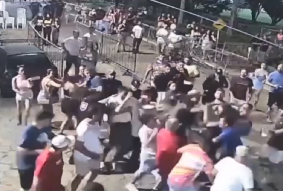 Prefeito tenta apartar briga e se envolve em confusão no Carnaval