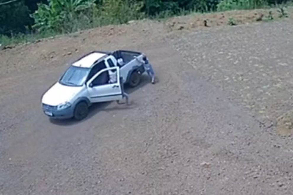 'Quando percebi, o carro já estava andando', relata pai após susto com gêmeos; veja vídeo