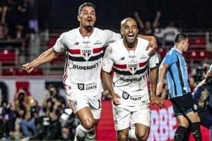 São Paulo vence o Grêmio por 2 a 0 e dorme na liderança do Brasileirão