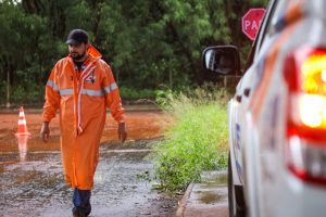 Temporal com ventos de 55 km/h e 50 mm de chuva em 40 minutos deixa rastro de alagamentos em Maringá