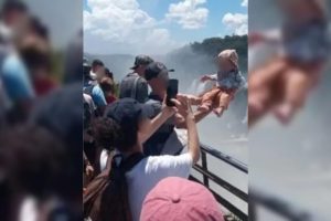 Turista levanta bebê sobre grade de proteção nas Cataratas e causa tensão