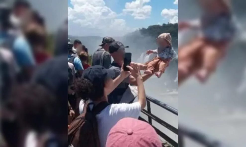 Turista levanta bebê sobre grade de proteção nas Cataratas e causa tensão