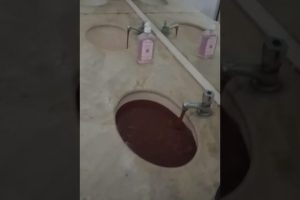 Vídeo mostra água suja saindo de torneiras da UEM; veja o que diz a Prefeitura do Campus