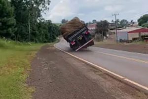 Vídeo mostra caminhoneiro fazendo manobra 'quebra-asa' e quase causando acidente na região