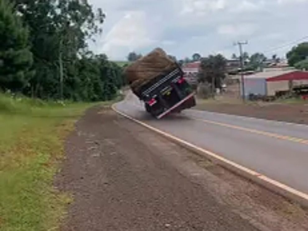 Vídeo mostra caminhoneiro fazendo manobra 'quebra-asa' e quase causando acidente na região