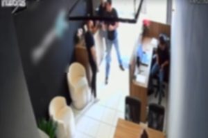 Vídeo mostra cliente sendo agredido por dono de imobiliária preso em Maringá; vítima afirma que teve o nariz quebrado