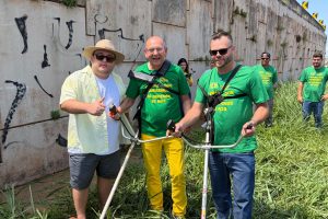 "Véio da Havan" realiza ação de limpeza em viaduto ao lado da nova megaloja em Maringá