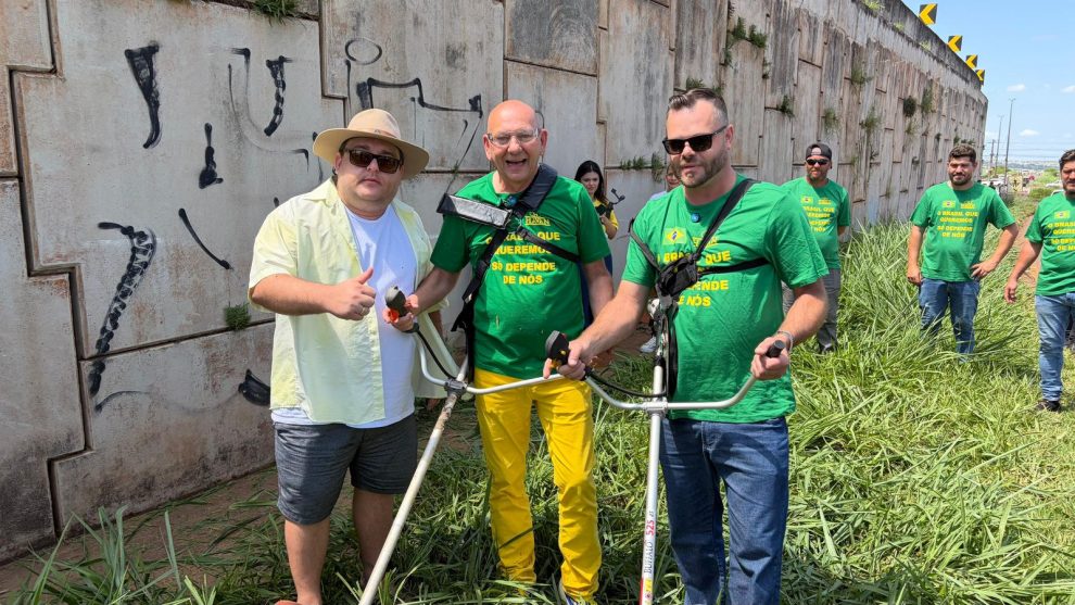 "Véio da Havan" realiza ação de limpeza em viaduto ao lado da nova megaloja em Maringá