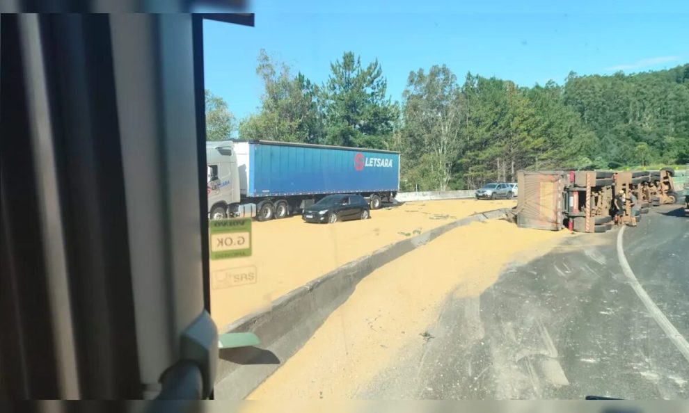 Acidente na Serra do Cadeado deixa dois feridos e bloqueia pista da BR-376