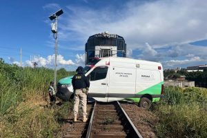 Ambulância para nos trilhos e é arrastada por trem em cidade da região; VÍDEO