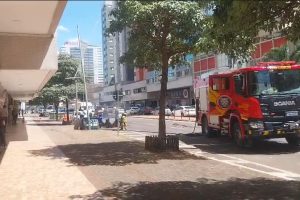 Após incêndio em rede subterrânea, edifícios seguem sem energia elétrica na região central de Maringá
