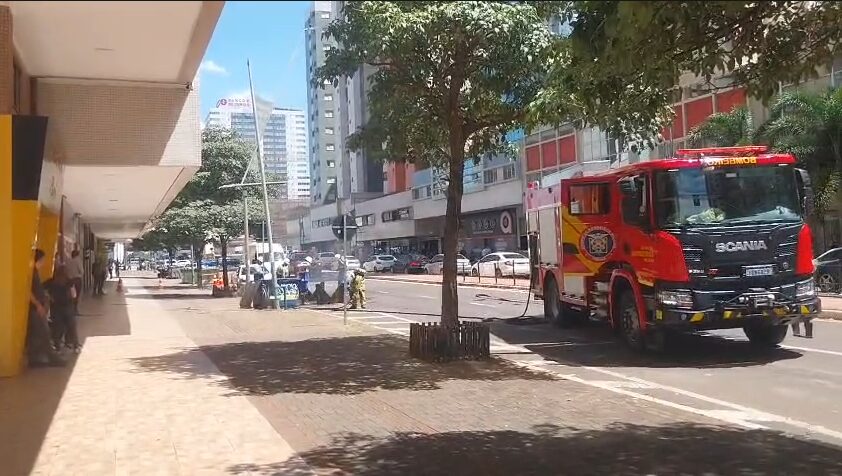 Após incêndio em rede subterrânea, edifícios seguem sem energia elétrica na região central de Maringá