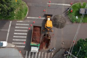 Buraco que prendeu ônibus em avenida de Maringá pode ter origem inusitada, aponta Prefeitura