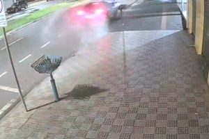 Câmera de segurança registra carro de luxo colidindo violentamente com veículo estacionado em Maringá