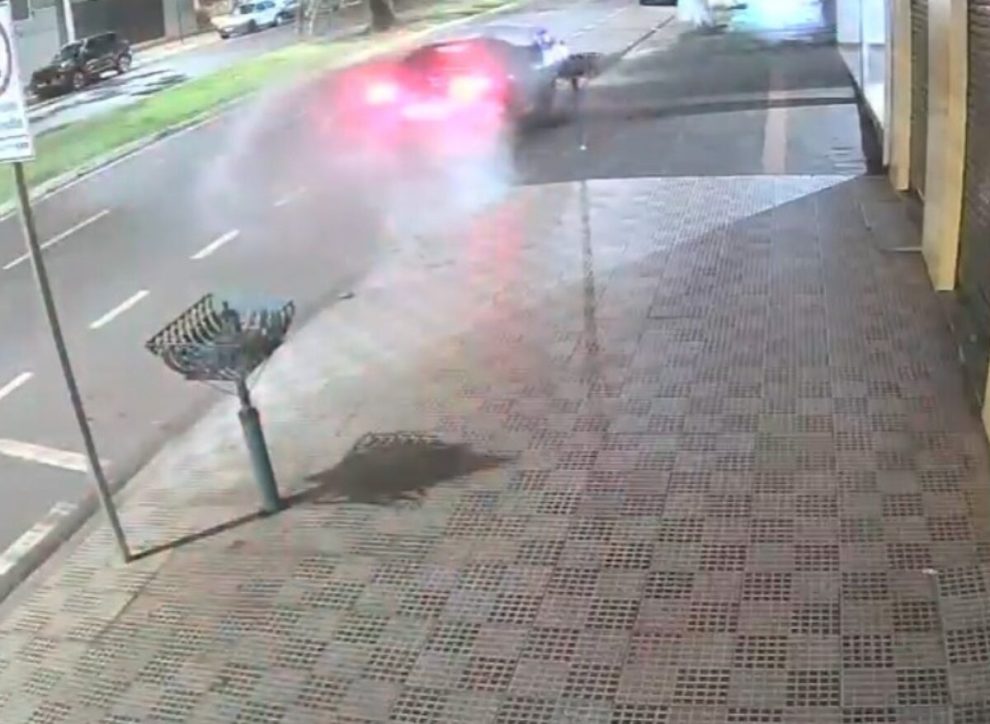 Câmera de segurança registra carro de luxo colidindo violentamente com veículo estacionado em Maringá