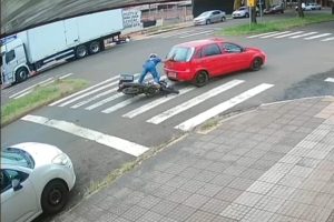 Câmera flagra momento em que carro fecha moto e motociclista fica ferido em Maringá