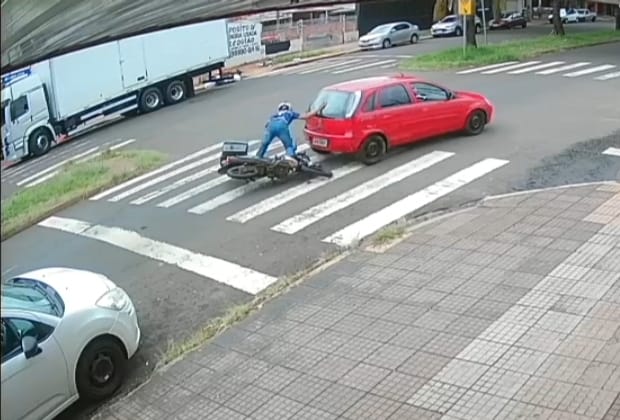 Câmera flagra momento em que carro fecha moto e motociclista fica ferido em Maringá
