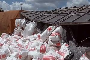 Caminhão carregado de farinha tomba no Contorno Sul em Maringá