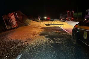 Caminhão de Maringá que levava 50 toneladas de soja tomba em rodovia