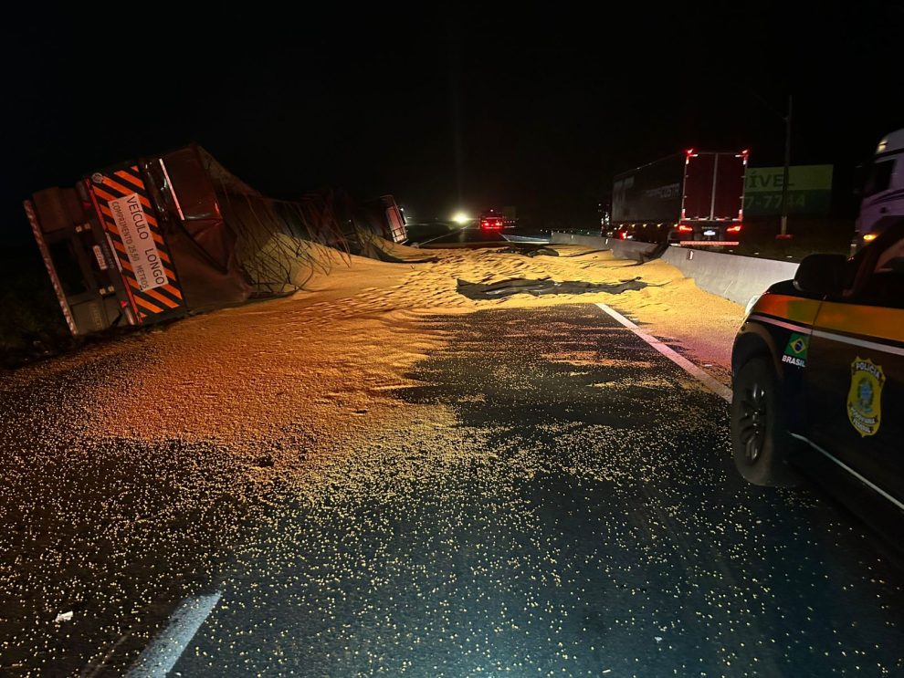 Caminhão de Maringá que levava 50 toneladas de soja tomba em rodovia