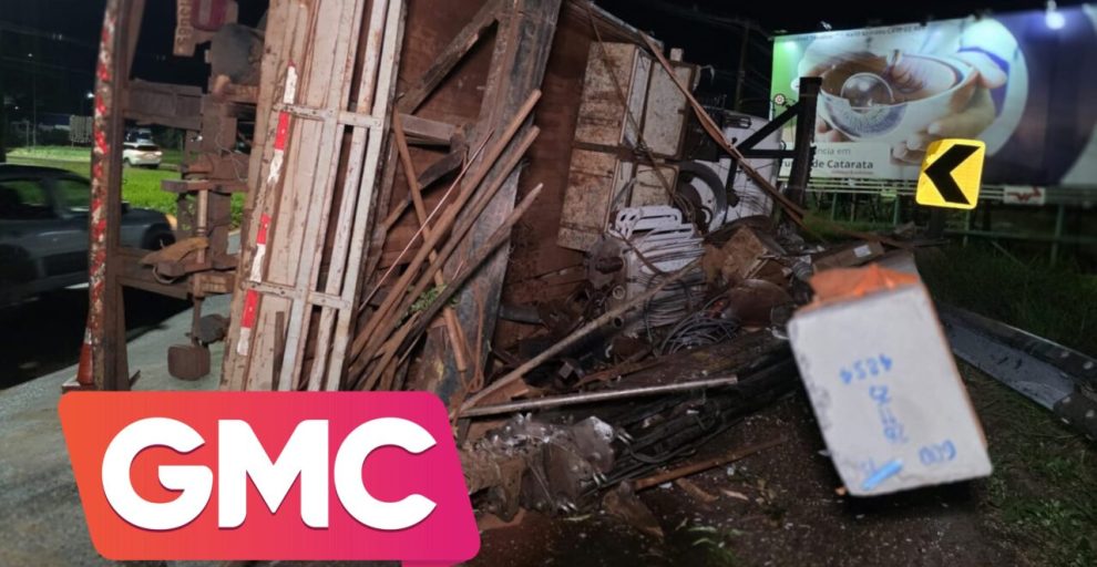 Caminhão tomba na PR-317 e deixa pista escorregadia em Maringá