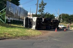 Carreta carregada com 17 toneladas de farinha tomba no Contorno Sul de Maringá