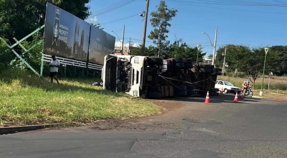Carreta carregada com 17 toneladas de farinha tomba no Contorno Sul de Maringá