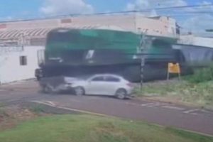 Carro é atingido por trem na região central de Marialva e impacto impressiona; veja