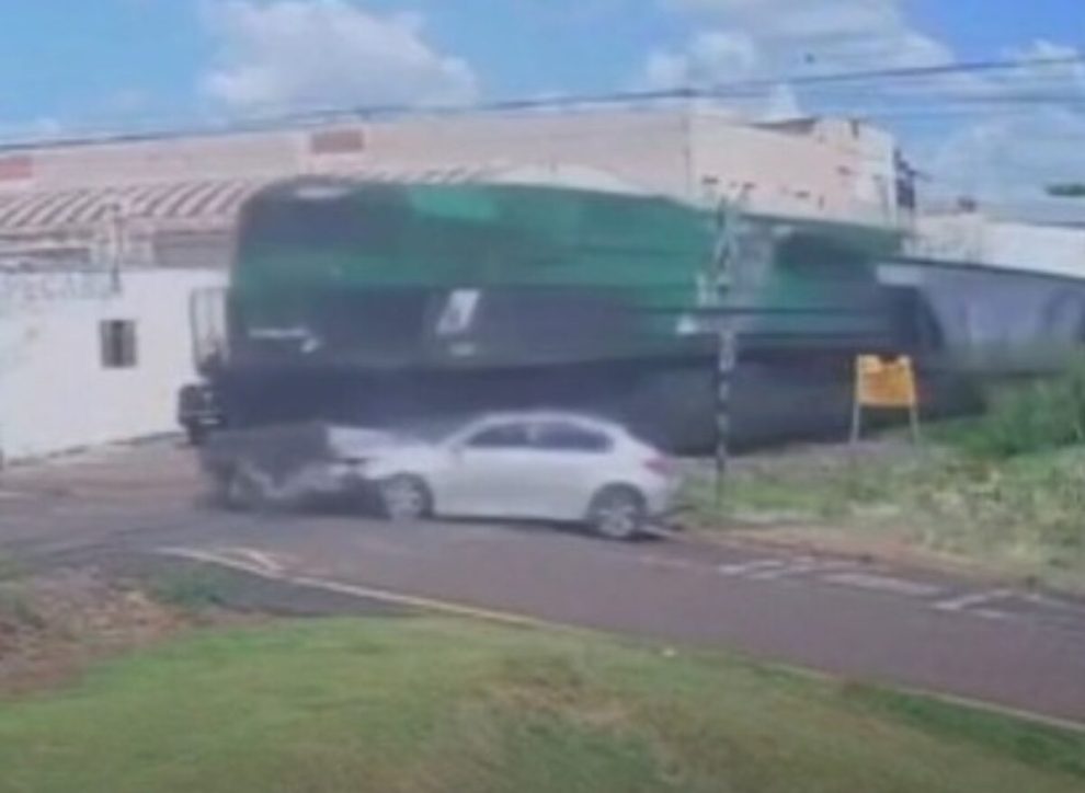 Carro é atingido por trem na região central de Marialva e impacto impressiona; veja