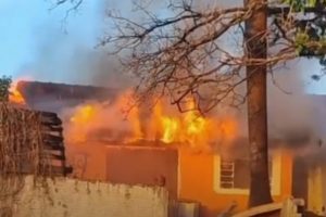 Casa abandonada frequentada por usuários de drogas pega fogo em Maringá; vídeo