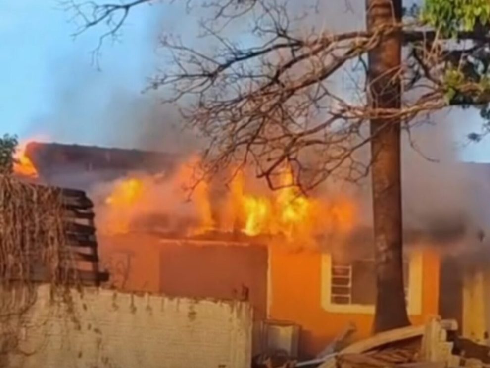 Casa abandonada frequentada por usuários de drogas pega fogo em Maringá; vídeo