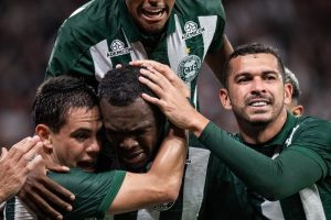 Coritiba surpreende, vence Corinthians fora de casa e dispara na tabela do Brasileirão
