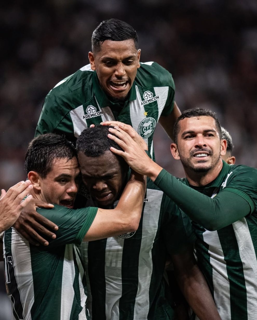 Coritiba surpreende, vence Corinthians fora de casa e dispara na tabela do Brasileirão