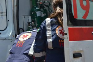 Criança de 10 anos fica com a perna presa em guardrail após acidente de moto em Paiçandu