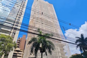 Edifício em construção sem o 13º andar chama a atenção no centro de Maringá: "maioria dos compradores não gostam do número"