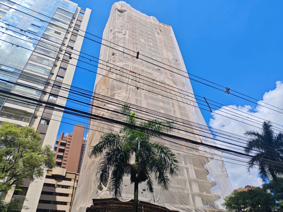 Edifício em construção sem o 13º andar chama a atenção no centro de Maringá: "maioria dos compradores não gostam do número"