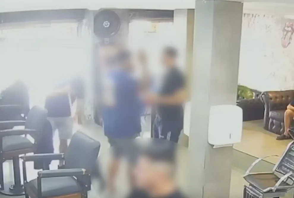 Ex-BBB se envolve em pancadaria em barbearia de Curitiba