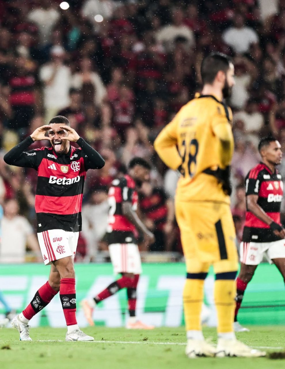 Flamengo e Grêmio vencem com autoridade e acirram briga pelo G4 do Brasileirão