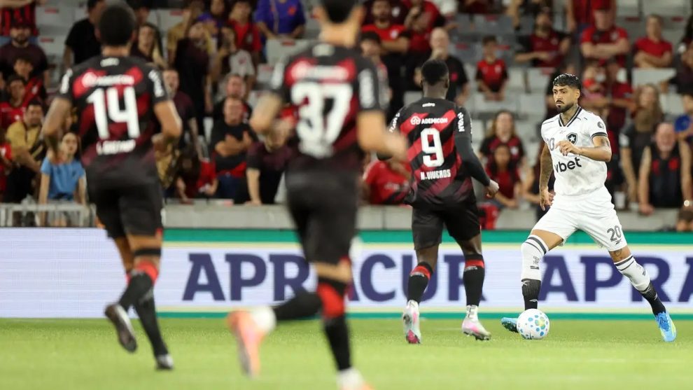 Goleada na Arena coloca o Athletico-PR no G-4 e mantém o Botafogo na Zona de Rebaixamento
