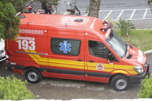 Homem cai de caminhão na BR-376 e é socorrido pelos Bombeiros