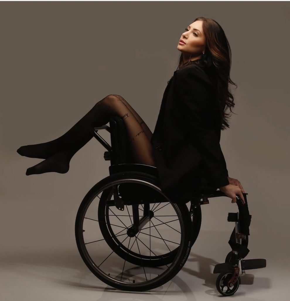 Modelo que ficou paraplégica transformou dor em propósito