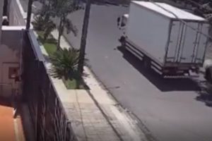 Motociclista é arremessado contra muro em batida com caminhão em Maringá; vídeo mostra momento do impacto