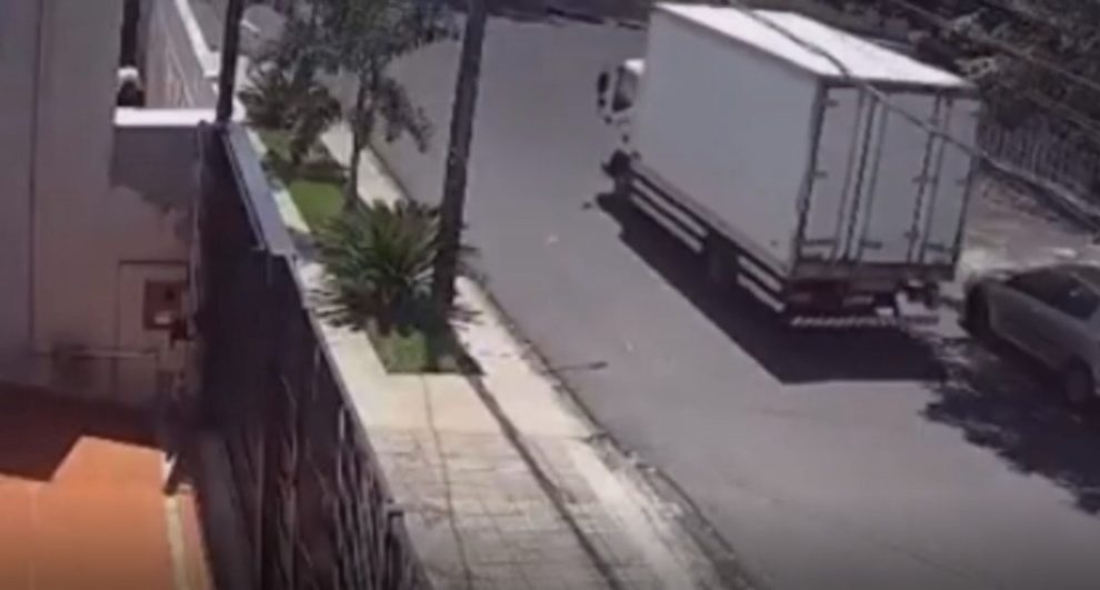 Motociclista é arremessado contra muro em batida com caminhão em Maringá; vídeo mostra momento do impacto